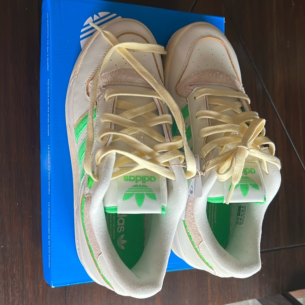 Selling brand new with tags Adidas Rivalry 86 Low sneakers.
